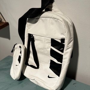 NIKE SPORTSWEAR HIP PACK